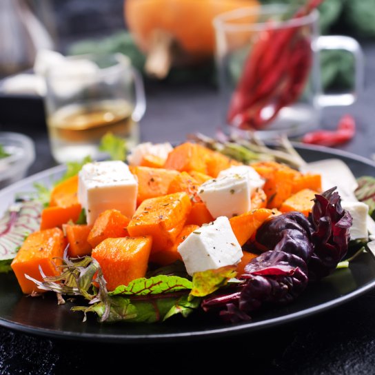 Салат з гарбузом, руколою й соусом песто