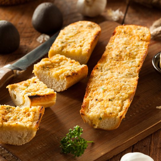 Багет із часниковою начинкою