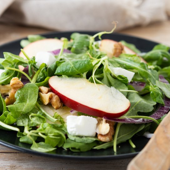 Салат з яблуками та горіхами