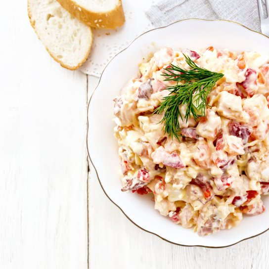 Салат із філе білої риби та червоним перцем