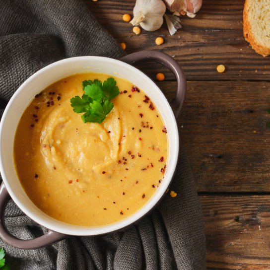 Тарілка з гороховим пудингом на дерев'яному столі