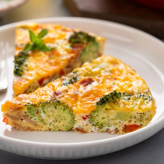 Кіш із броколі, помідорами та білою квасолею