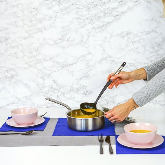 Жінка насипає суп