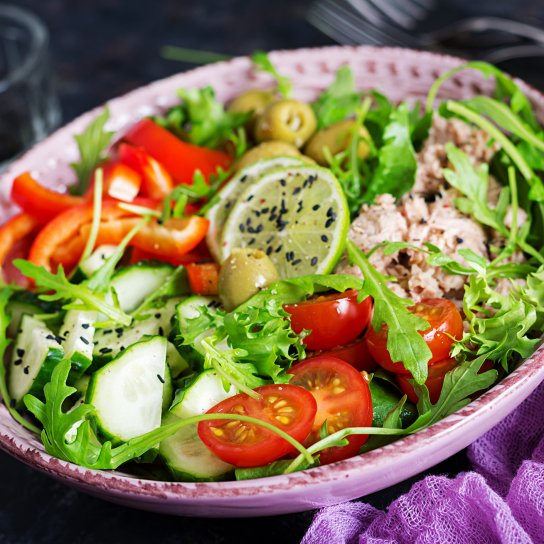 Салат з горбуші та овочів