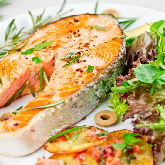 Лосось, томлений у вині