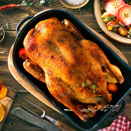 Запечений гусак, фарширований овочами