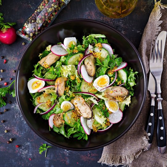 Салат морепродукти яйця