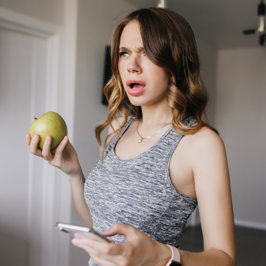 Девушка с фруктом