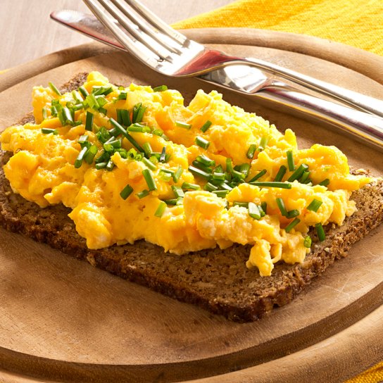 Яєчний скрамбл на тості із зеленим луком