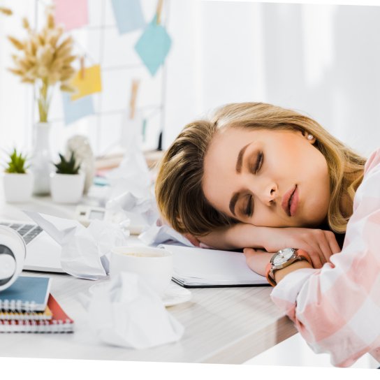 Втомлена дівчина