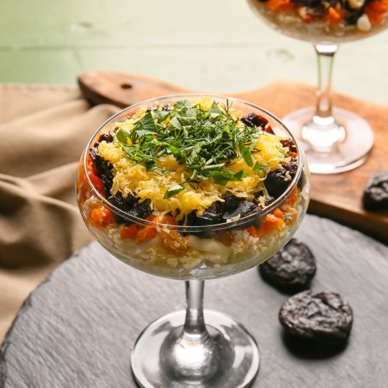 Салат з курятиною і чорносливом