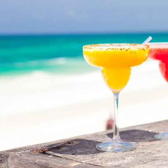 Полуничний і манговий коктейль