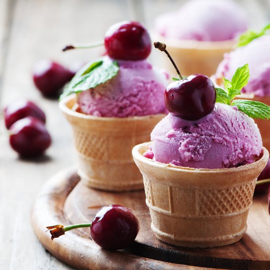 Морозиво з черешнею