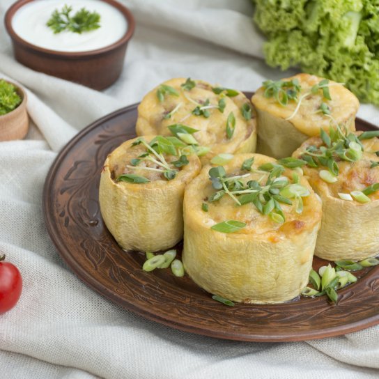 Кабачки, фаршированные яйцом и рисом