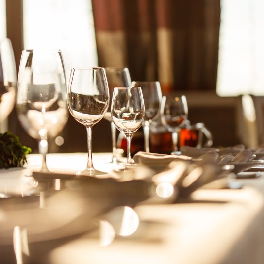 Бокалы на столе