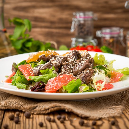 Салат с куриной печенью и грейпфрутом