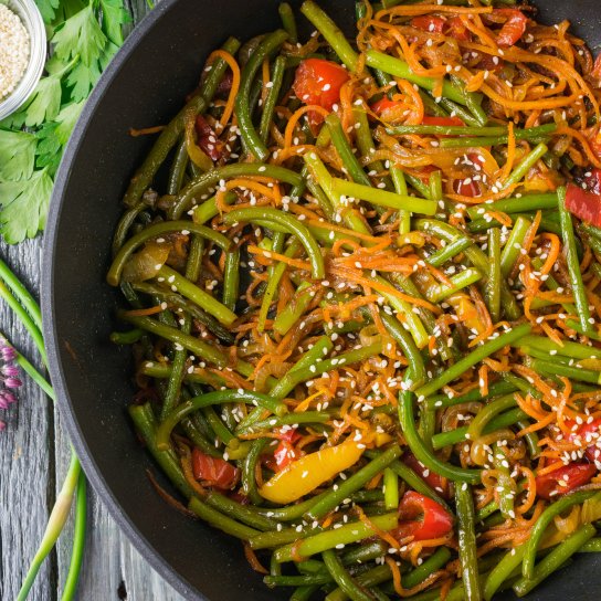 Часникові стрілки з морквою по-корейськи