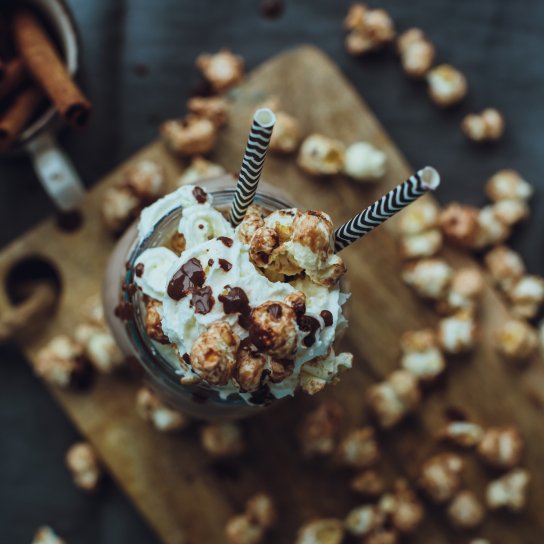 Какао з карамельним попкорном