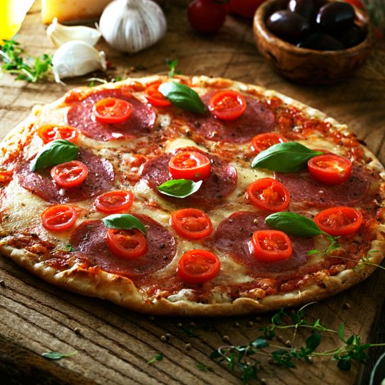 Піца на сковороді з салямі