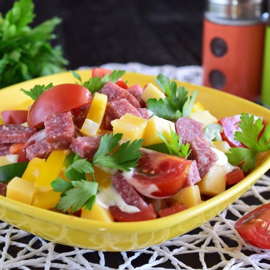 Салат з ковбасою і овочами