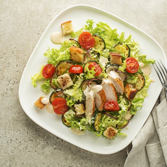 Салат з куркою, цукіні, черрі і листям салату