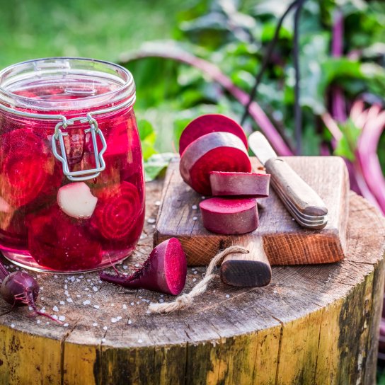 Маринований буряк в банках