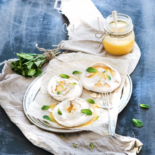 Меренги з апельсиновим соусом