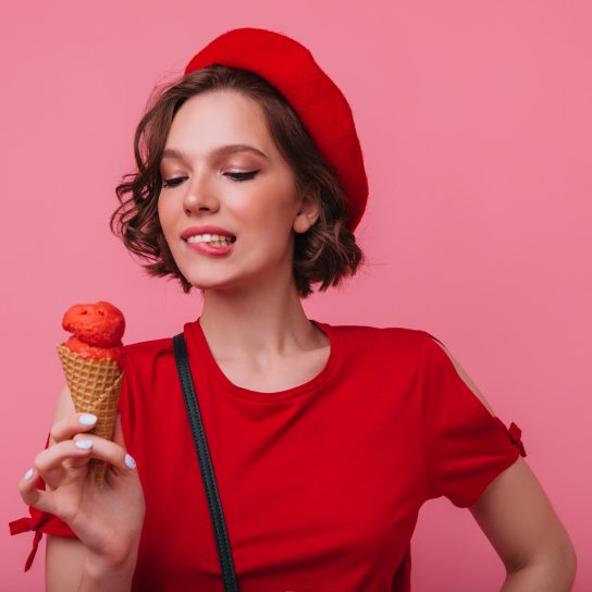 Дівчина з десертом