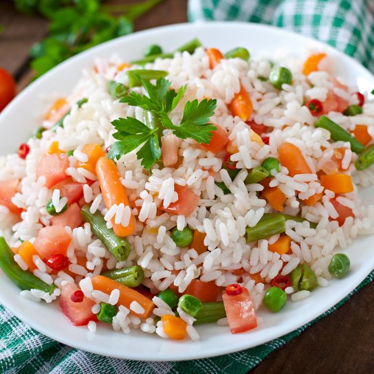 Постный салат с рисом и овощами