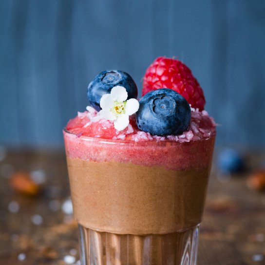 Десерт з ягодами і шоколадом