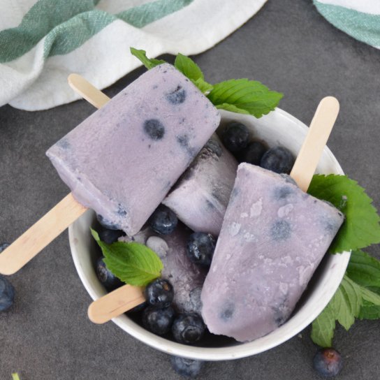 Веганське морозиво з чорницею та шоколадом