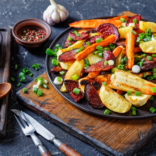 Салат із запечених буряків, моркви та пастернаку