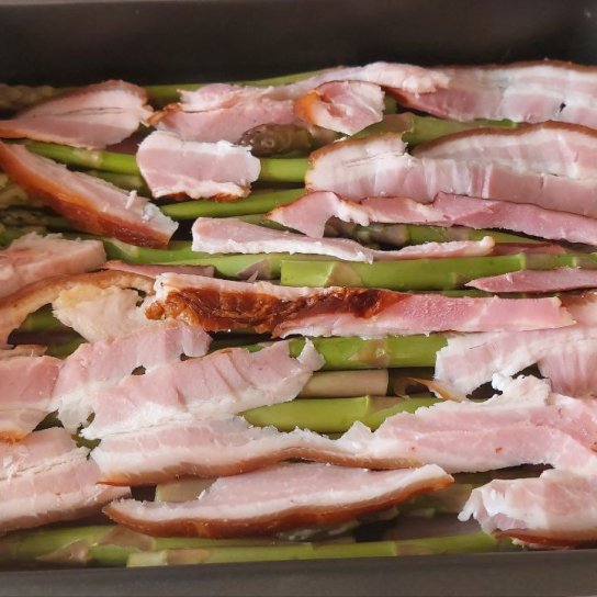 спаржа под вареной грудинкой