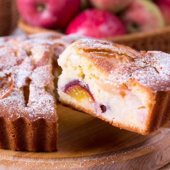 Яблучно-сливовий пиріг