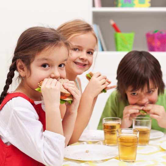дети едят