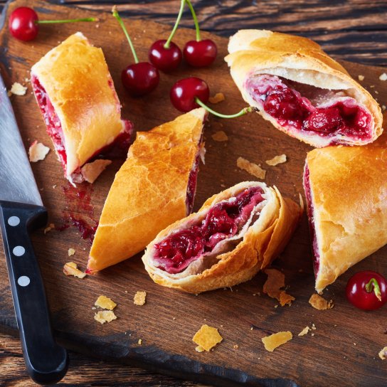 Вишневі пиріжки з лавашем