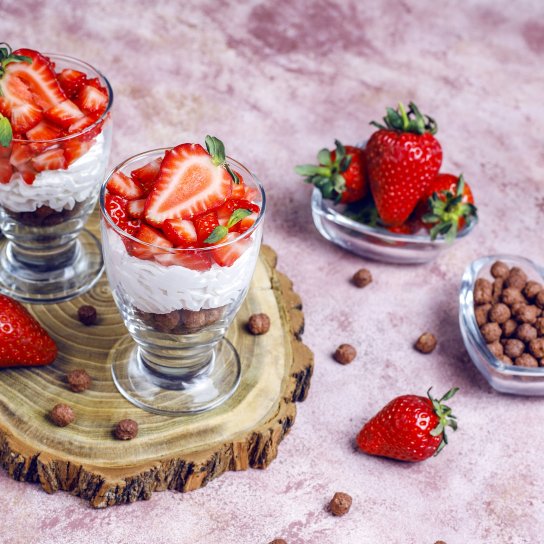 Десерт з полуницею