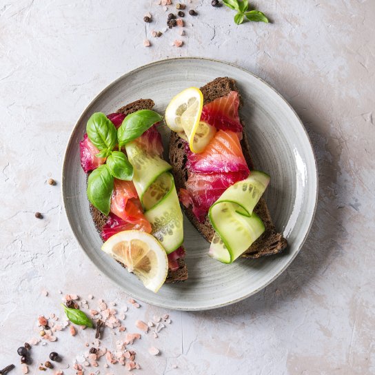 Гравлакс из форели и свеклы