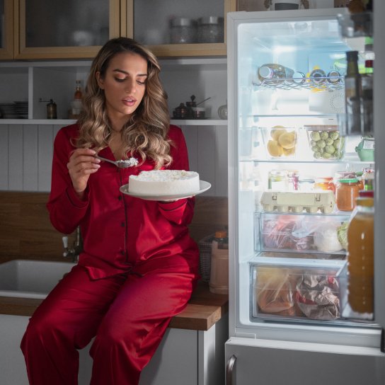 Жінка їсть ввечері