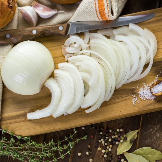 Запеченный лук с сухариками и сыром