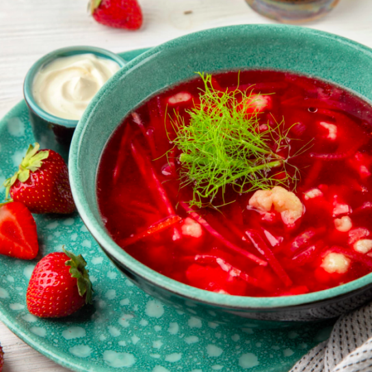 Полуничний борщ