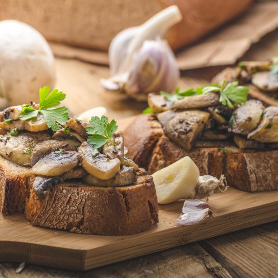 Брускети з грибами і копченим беконом