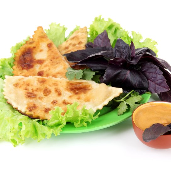 Заготовка теста для чебуреков