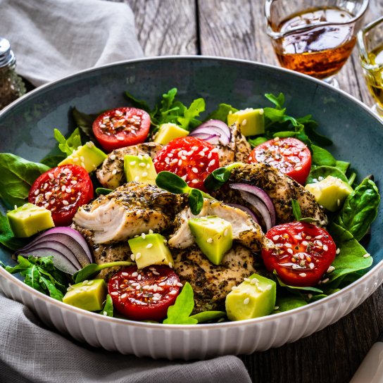 Салат з курки, авокадо та манго