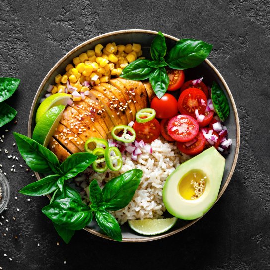 Боул з куркою і кукурудзою