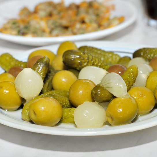 Огірки з оливками