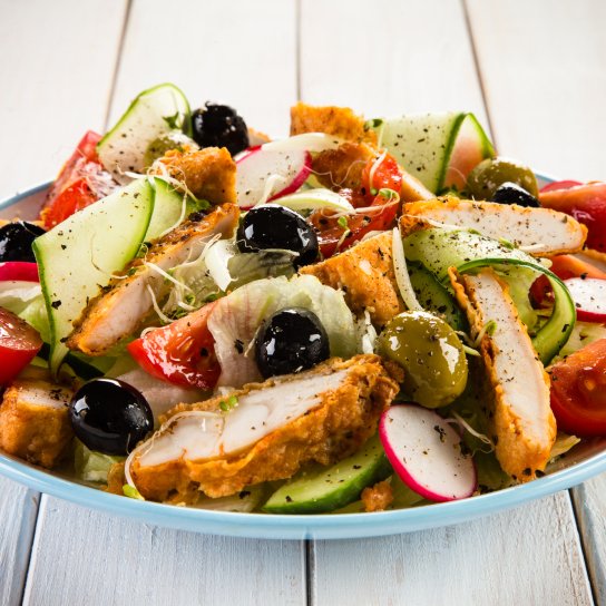 Теплий салат з куркою та овочами