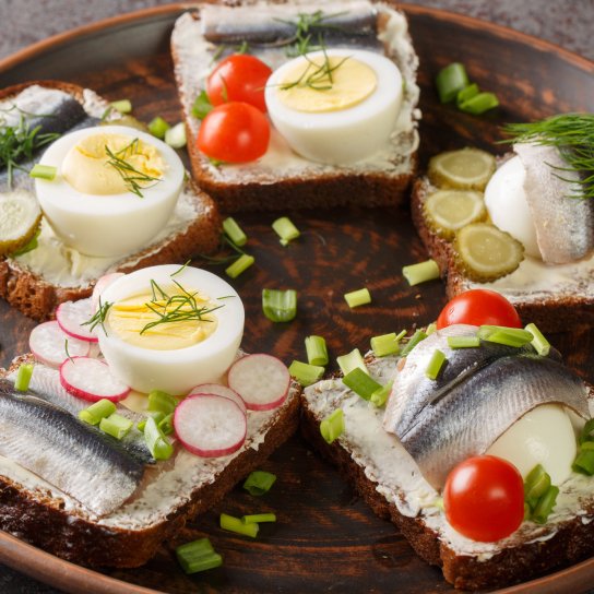 бутерброди з кількою, яйцем та овочами