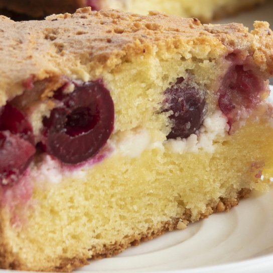 Шарлотка з черешнею