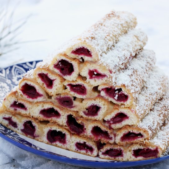 Торт із трубочок з вишнями "Смерекова хата"